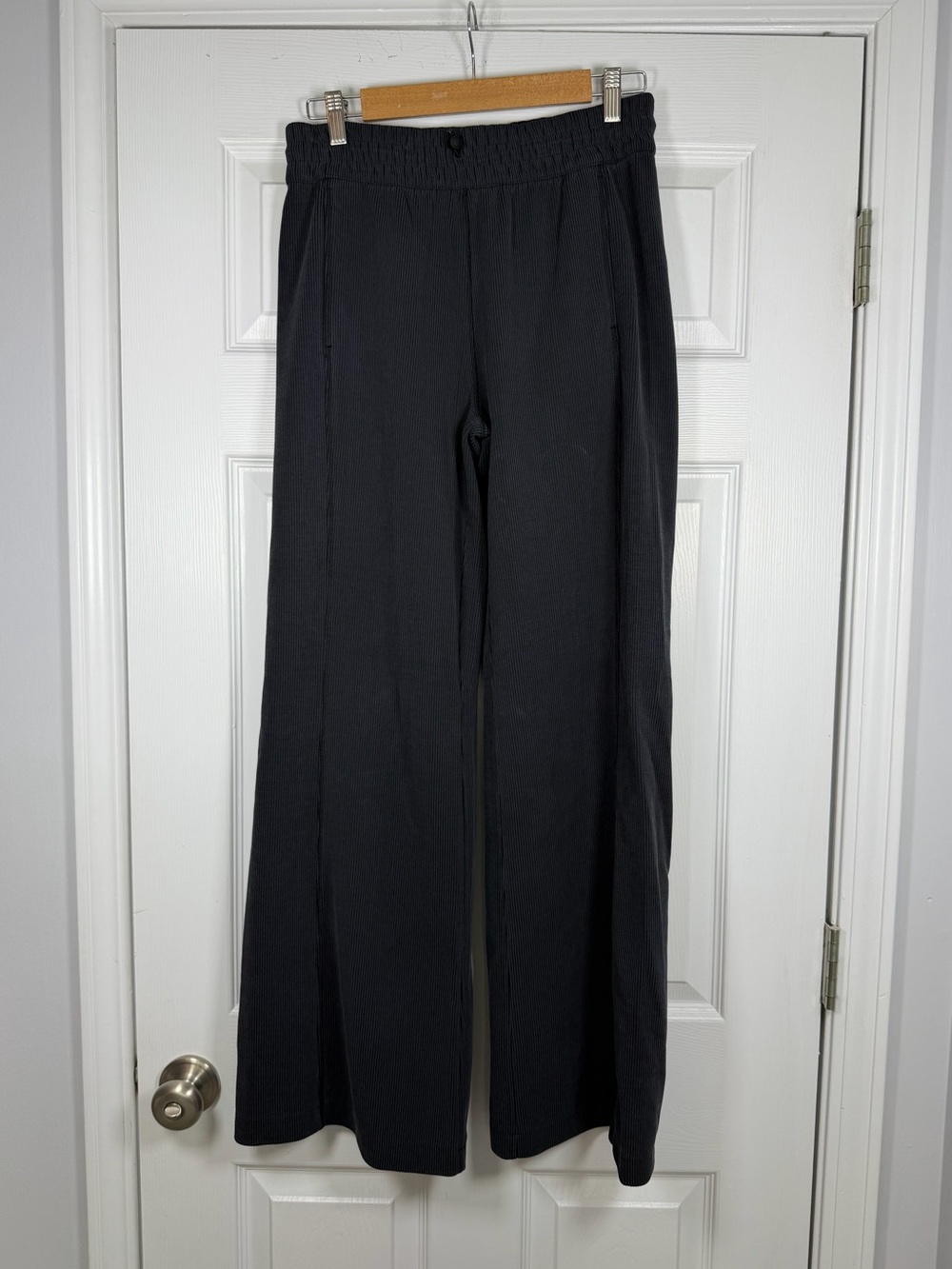 Lululemon Size 8 • Black Ribbed Softstreme Mid-Rise Wide-Leg Pants 32.5”.